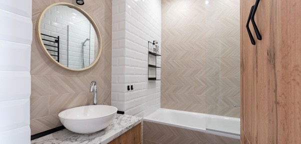 ¿Cuánto cuesta rotular un baño con placas decorativas?