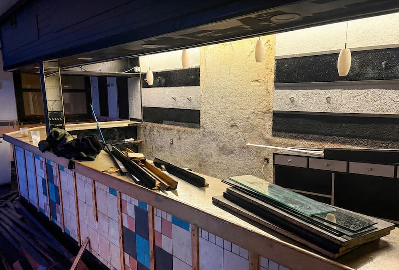 Remodelación local con placas decorativa